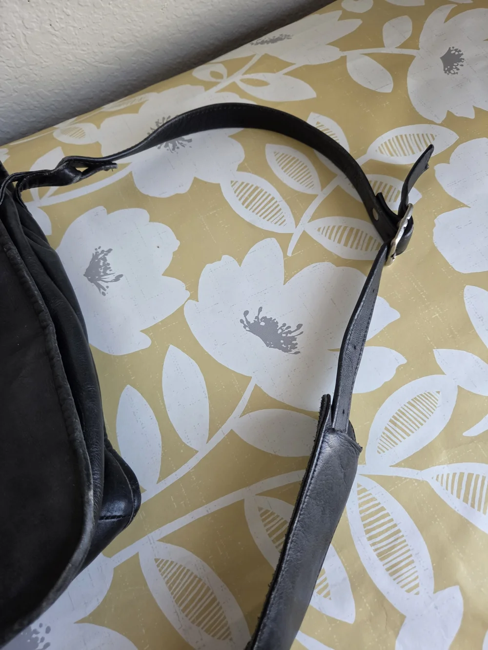 Wilsons Black Leather Messenger Bag 8 Pockets